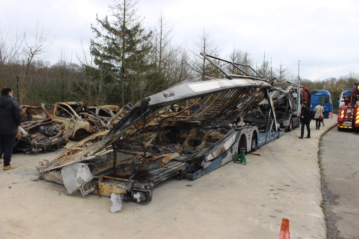 Transport de voitures incendiées