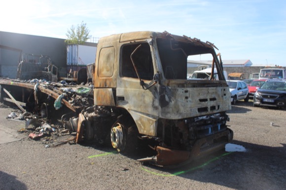 Incendie de camion dans une société de dépannage